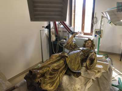Nel laboratorio delle sculture lignee i restauratori sono al lavoro su un angelo del 500 affidato loro dalla chiesa Monte di Piet� di Barletta: la scultura dalla veste dorata ricca di drappeggi � adagiata supina e circondata da attrezzature: a vederla sembra quasi di essere in una stanza d�ospedale